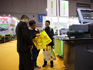 2019上海展，向客戶(hù)展示彎字機(jī)加工效果